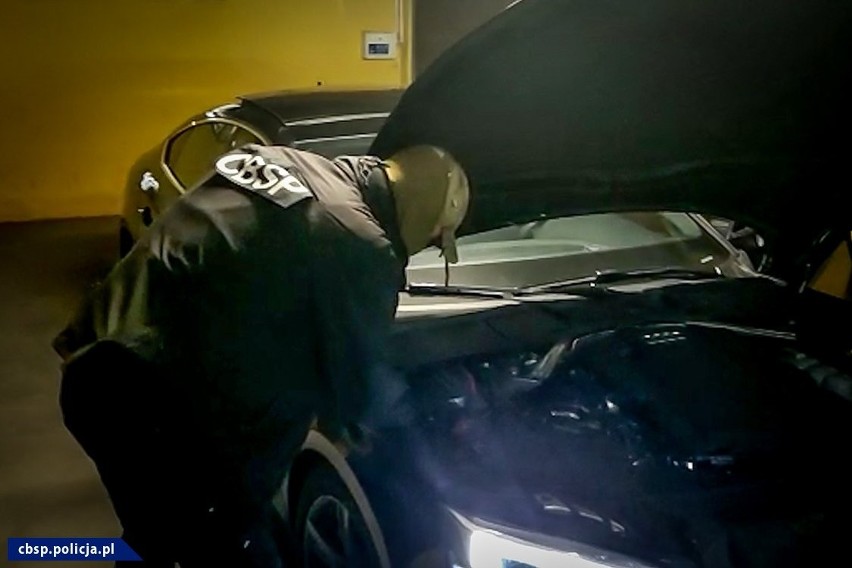 Funkcjonariusze zlikwidowali dziuplę samochodową. Trafiały tu luksusowe auta skradzione na terenie Polski i UE (zdjęcia, wideo)