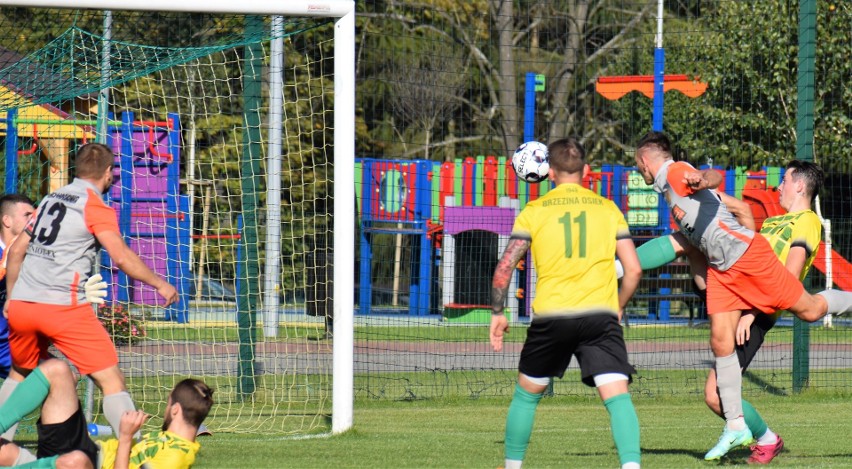 V liga piłkarska Wadowice. Brzezina Osiek - Kalwarianka 0:2.