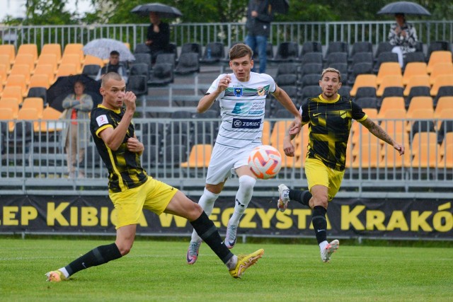 Star przegrał z Wieczystą Kraków 2:3. Jedną z bramek zdobył Szymon Kot. Z prawej Jakub Bąk.