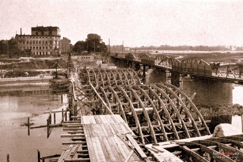 Lata 1914-1916, dzisiejsze Mosty Warszawskie w trakcie...