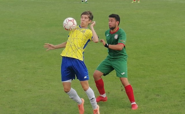 W emocjonującym meczu czwartej ligi GKS Rudki zremisował z Neptunem Końskie 3:3. GKS Rudki - Neptun Końskie 3:3 (2:3)Bramki: Radosław Dawidowicz 30, Piotr Jedlikowski 37, 55 - Karol Armata 3, Krzysztof Słaby 43, 44.GKS: Rafalski – Nawrot Ż (76. Kita), Stefański, Szymoniak, Broniś, Jedlikowski, R. Dawidowicz, B. Wiecha, Sito (46. D. Kowalski), K. Wiecha, Stachura.Neptun: Herda – Skalski, Kwiecień, Słaby (80. Skoczylas), Armata, Sztandera (80. Pach), Wojna Ż, Urban, Kotarzewski (85. Sroka), Markowicz, Białas.Pierwsza akcja Neptuna przyniosła mu prowadzenie. Na strzał z ostrego konta zdecydował się Karol Armata i drużyna z Końskich cieszyła się z bramki. W 30. minucie po dośrodkowaniu z rzutu rożnego w wykonaniu Jakub Stachury, gola głową zdobył Radosław Dawidowicz.Trener Paweł Jaworek, rolę skrzydłowych przydzielił natomiast Piotrowi Jedlikowskiemu oraz Dominikowi Sito. Pierwszy z wymienionych, w swoich poczynaniach ofensywnych okazał się skuteczny.Do tego stopnia, iż dwukrotnie wpisywał się na listę strzelców. Jeszcze przed przerwą, wychowanek ostrowieckiego KSZO zaskoczył bramkarza Neptuna uderzeniem z prawej nogi - informuje Fanpage GKS Rudki.(dor)