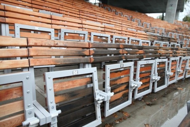 Dziś drewniane krzesełka wyglądają tak, jakby były najstarszą częścią amfiteatru.
