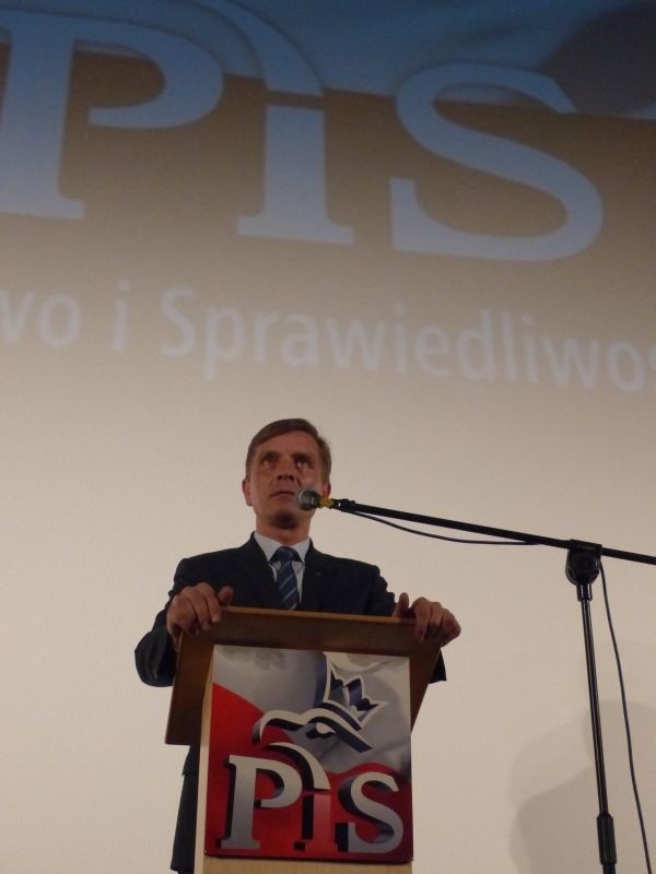 Politycy są jak pieluchy. Jak są za długo używani trzeba ich wyrzucić &#8211; mówił Andrzej Pruś, kandydat na prezydenta Starachowic.