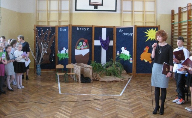 Uczniowie klasy V Szkoły Podstawowej w Kurozwękach  zaprezentowali Misterium Wielkanocne pod tytułem „Poranek Wielkanocny”.
