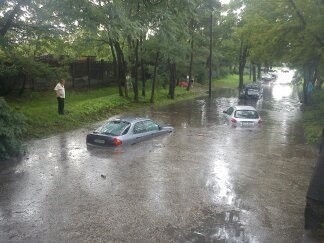 Skutki nawałnicy nad Łodzią. Zalane samochody