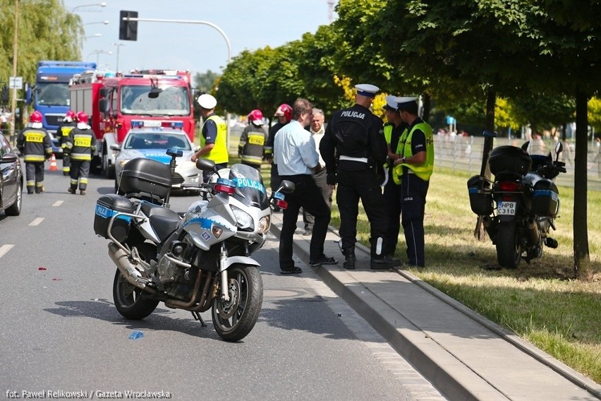 Policjant na motocyklu ucierpiał w wypadku (ZDJĘCIA)