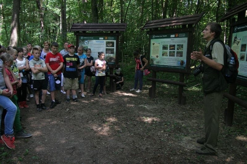 Z urządzeniami edukacyjnymi, opowiadając jednocześnie...