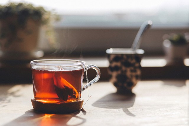 Po zaparzeniu aromatycznej herbaty wyrzucenie torebki z herbatą do kosza jest automatyczną i bardzo naturalną czynnością. A zamiast tego powinna pojawić się myśl - a może można użyć torebki po herbacie ponownie?! Czytaj również: Osoby, które mają takie objawy, powinny uważać. To znak, że pijesz za dużo herbatyNie warto wyrzucać torebek po wypiciu czarnej herbaty ekspresowej. Jak można ją wykorzystać? Od domowej pielęgnacji skóry poprzez dodanie smaku potrawom aż po pochłanianie brzydkich zapachów - torebki po herbacie mają znacznie więcej zastosowań niż tylko relaksujący napój. Jak można wykorzystać torebkę po herbacie? Oto kilka zaskakujących, ale skutecznych pomysłów na zastosowanie torebki po herbacie. Zobacz koniecznie na kolejnych slajdach w galerii >>>>>