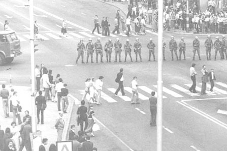 Szpaler zomowców na ulicy Zwycięstwa, przy skrzyżowaniu z ulicą 1 Maja. 