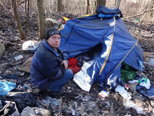 Piotr Wieczorek od kilku lat jest bezdomny. Śpi w namiocie. Liczy jednak, że jego los się odwróci i znajdzie pracę