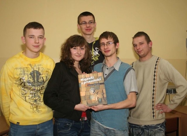 Autorzy pracy są dumni z publikacji. Od lewej: Michał Chamerski, Aneta Rojek, Maciej Kwaśnik, Michał Kupis i Damian Banasik.