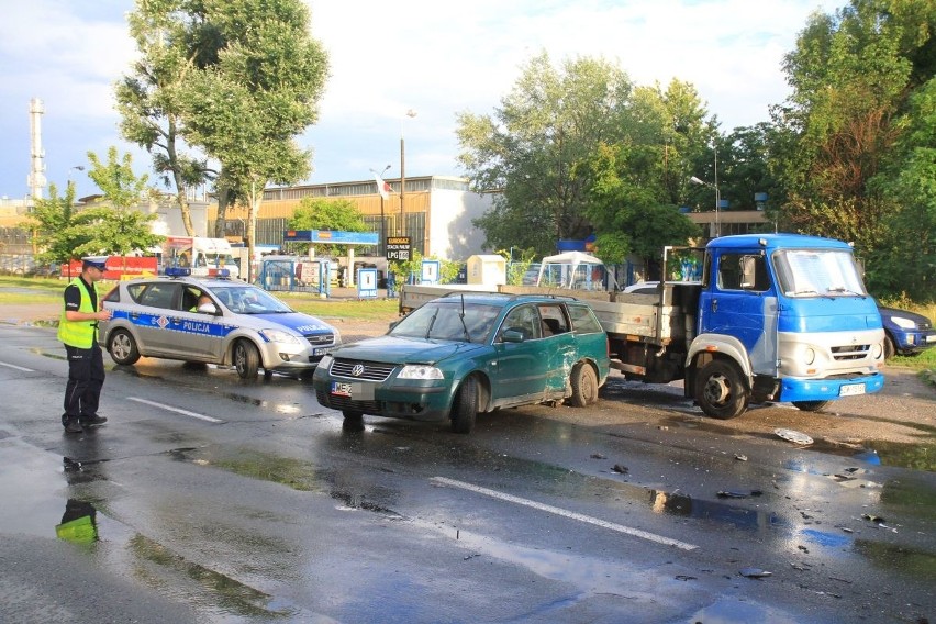 Groźny wypadek na Gądowie. Dwie osoby ranne 