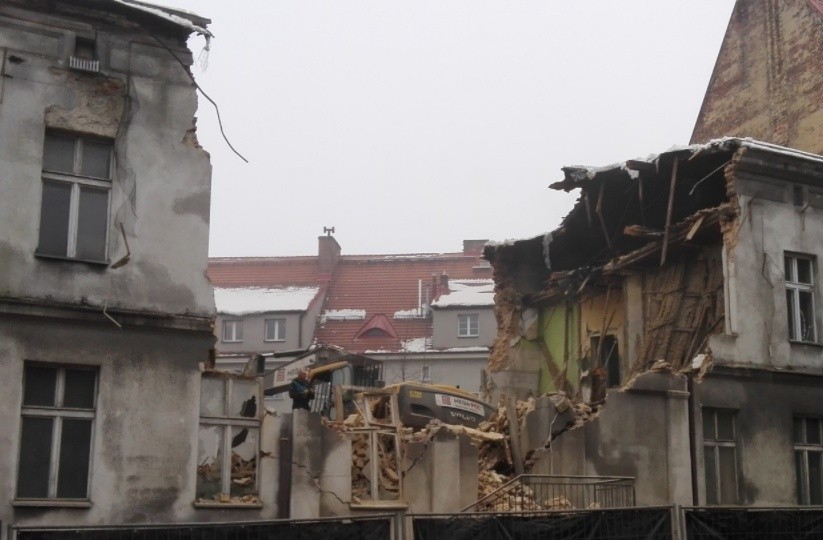 Wyburzanie kamienicy w Katowicach przy ul. Mikołowskiej 52.