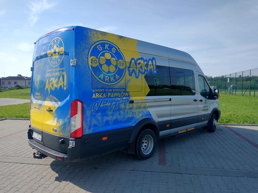Piłkarze Arki Pawłów mają nowe auto. Będą jeździć na mecze własnym, klubowym busem!