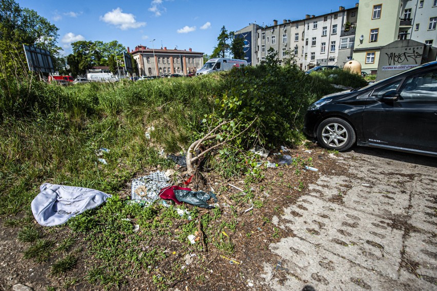 Tak wyglądał w maju 2022 roku zaśmiecony teren w centrum...