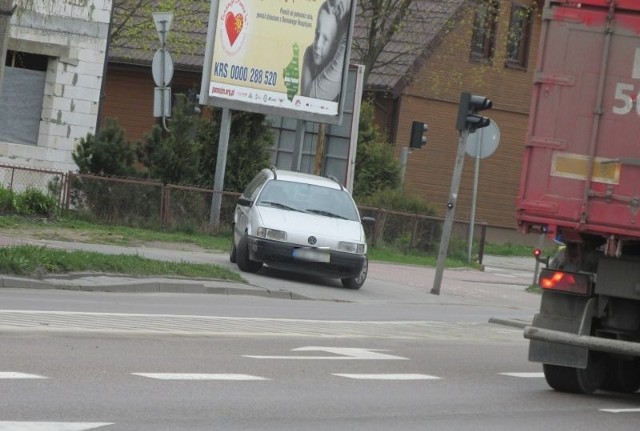 Kierowca passata zostawił auto na chodniku przy ul. Piłsudskiego w Bielsku Podlaskim. Piesi musieli omijać go ulicą.