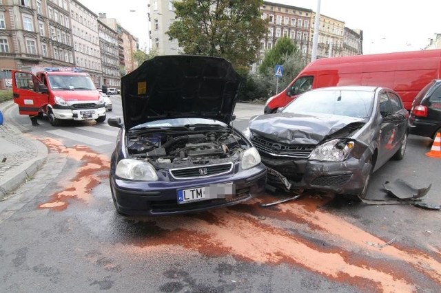 Wypadek na Nadodrzu. Zderzyły się trzy auta. Jeden kierowca po narkotykach, drugi bez prawa jazdy. Wrocław, 28.08.2015