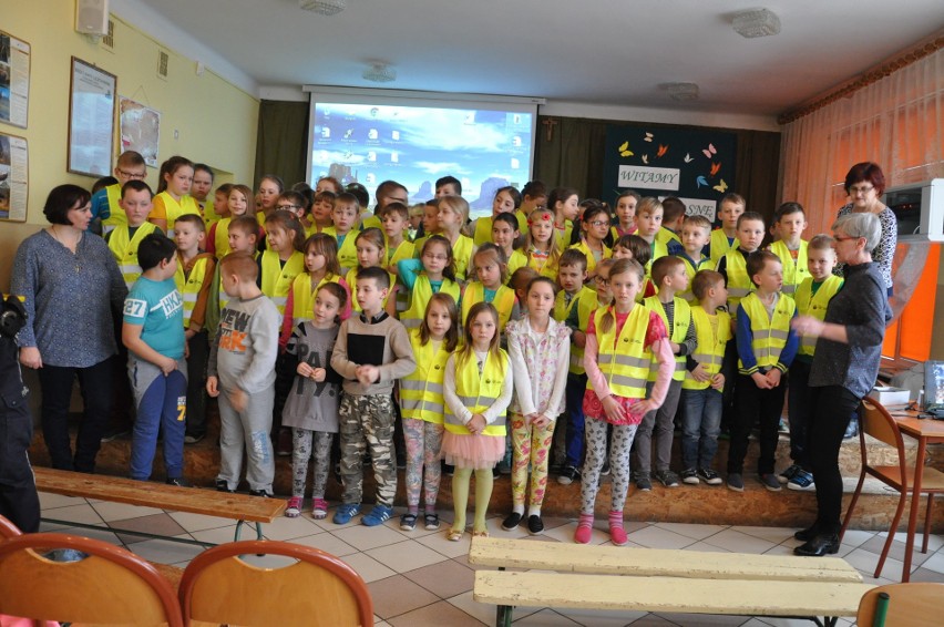 Komisarz Kurpik odwiedził dzieci z gminy Sypniewo [zdjęcia]
