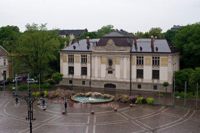 Pałac sztuki stoi przy pl. Szczepańskim