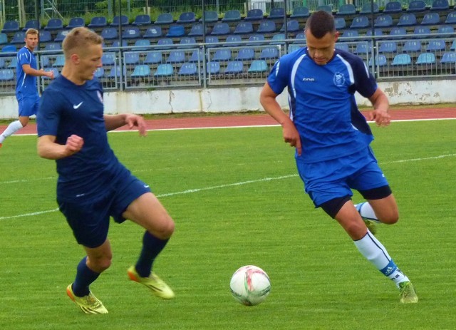 Jednym z zawodników, który pojawił się na konsultacjach był Przemysław Saliwon z Leśnika Manowo (z lewej).