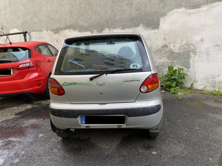 Sześć samochodów popisanych farbą przy ul. Dzierżona w Opolu