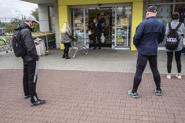 Godziny dla seniora w Poznaniu i Wielkopolsce. Od poniedziałku do piątku w sklepach spożywczych, aptekach i drogeriach oraz w placówkach pocztowych będą obsługiwane wyłącznie osoby powyżej 60 roku życia. W pierwszy dzień nowych wytycznych bliżej godz. 12  można było zauważyć kolejki osób młodszych, które czekały na otwarcie sklepów dla wszystkich. Najbardziej oblegane były sklepy sieci Biedronka, Lidl oraz apteki.