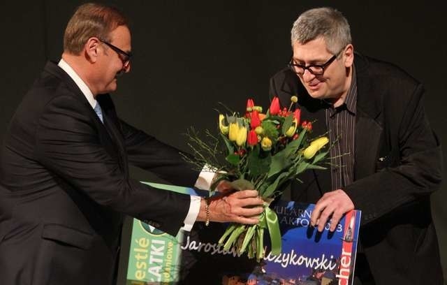 Prezes Toruń-Pacific Wojciech Sobieszak wręcza Jarosławowi Felczykowskiemu nagrodę dla Najpopularniejszego Aktora Teatru Horzycy