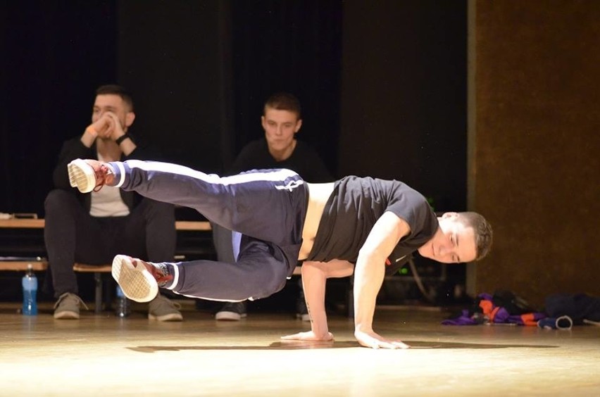 Teraz tak tańczy młodzież. Oto breakdance