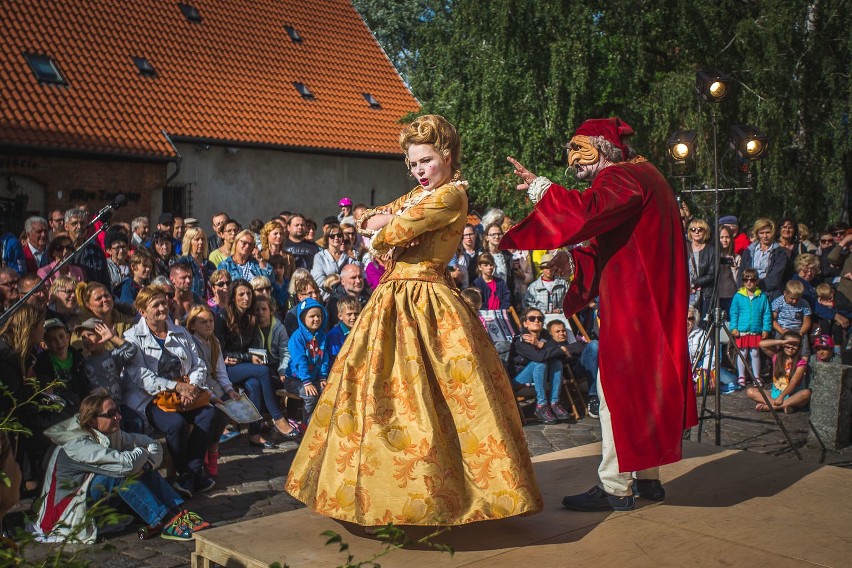 W bardzo wysmakowane  widowiskowo teatralne mogli zobaczyć...