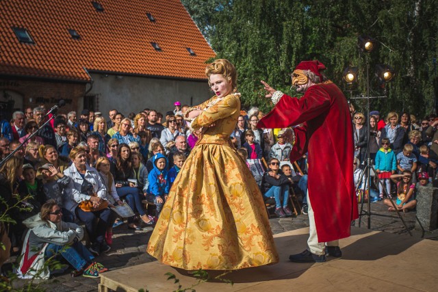 W bardzo wysmakowane  widowiskowo teatralne mogli zobaczyć ci, którzy w sobotę  przyszli zobaczyć  ostatnią w tym sezonie premierę Teatru Lalki Tęcza w Słupsk.