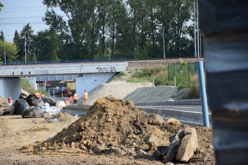 Tarnów. Pod wiaduktem na Warsztatowej wylano asfalt. Kiedy otworzą drogę? [ZDJĘCIA]