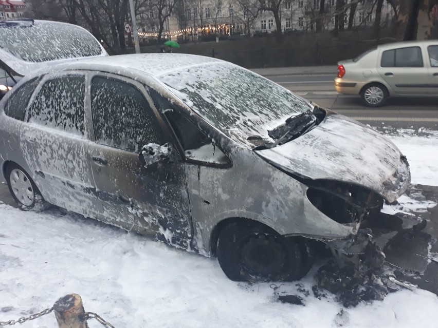 Młoda kobieta uciekła z płonącego auta na pl. Orląt Lwowskich 
