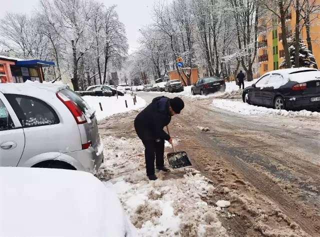 Aleja Skalna Góra w Tarnobrzegu tonie w śniegu. Kto chce się wydostać z parkingu, musi użyć łopaty...