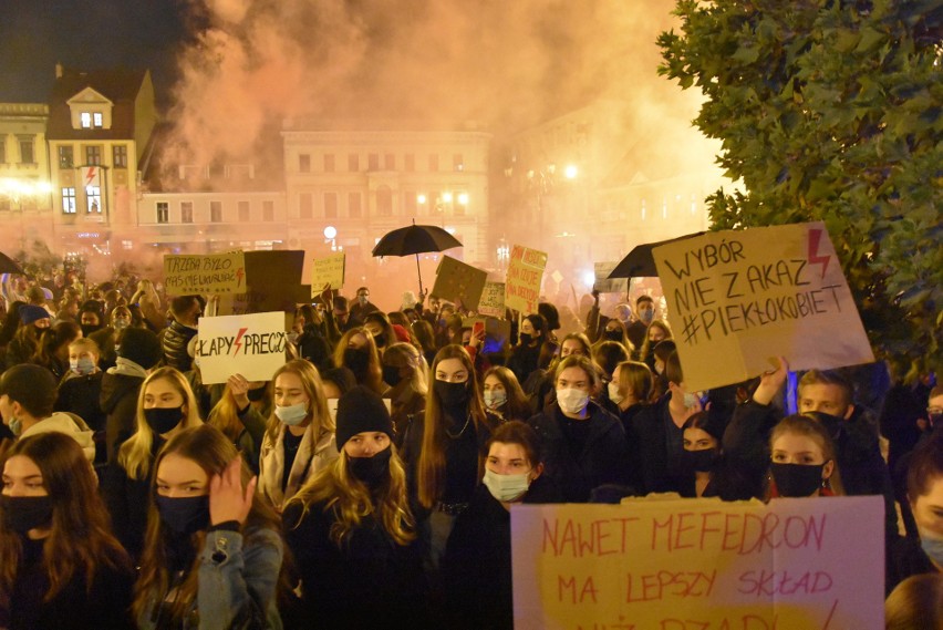 Potężny protest kobiet w Rybniku. Rzeka ludzi na ulicach...