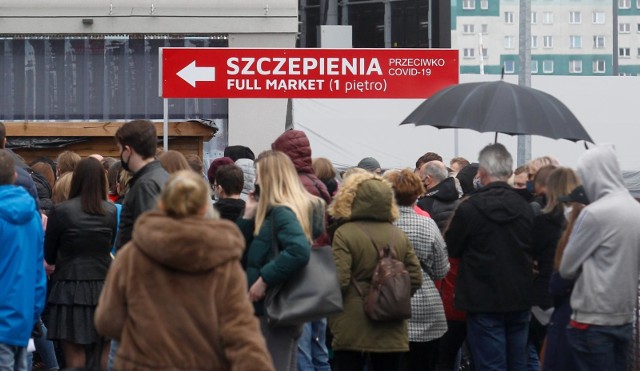 Szczepienia dzieci i młodzieży. Ponad 60 procent Polaków pozytywnie odnosi się do takiego pomysłu 