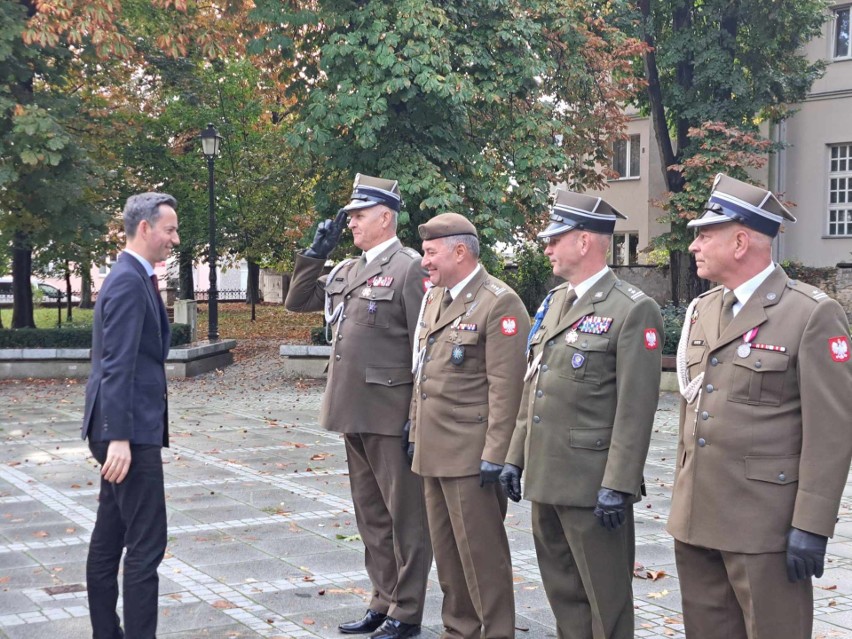 Wiceminister Obrony Narodowej Marcin Ociepa w Kielcach. Złożył kwiaty pod pomnikiem Armii Krajowej, mówił o bezpieczeństwie Polski 