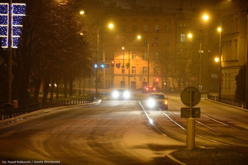 Ślisko na drogach i fatalne warunki do jazdy w całym Wrocławiu (ZDJĘCIA, PROGNOZA)