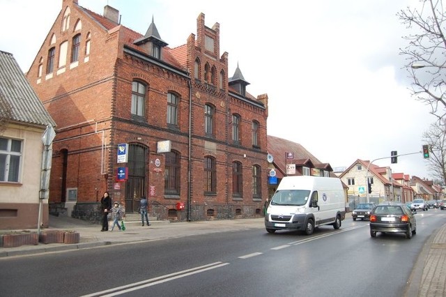 Jeden z wariantów mówi o zrobieniu przystanku dla busów koło poczty. Problem w tym, że teren przy budynku zwykle zastawiają auta. Nie ma też miejsca, by stanąć mógł tu autobus