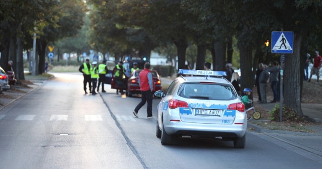W Gorzowie na ul. Matejki osobówka potrąciła dwie osoby na przejściu dla pieszych.