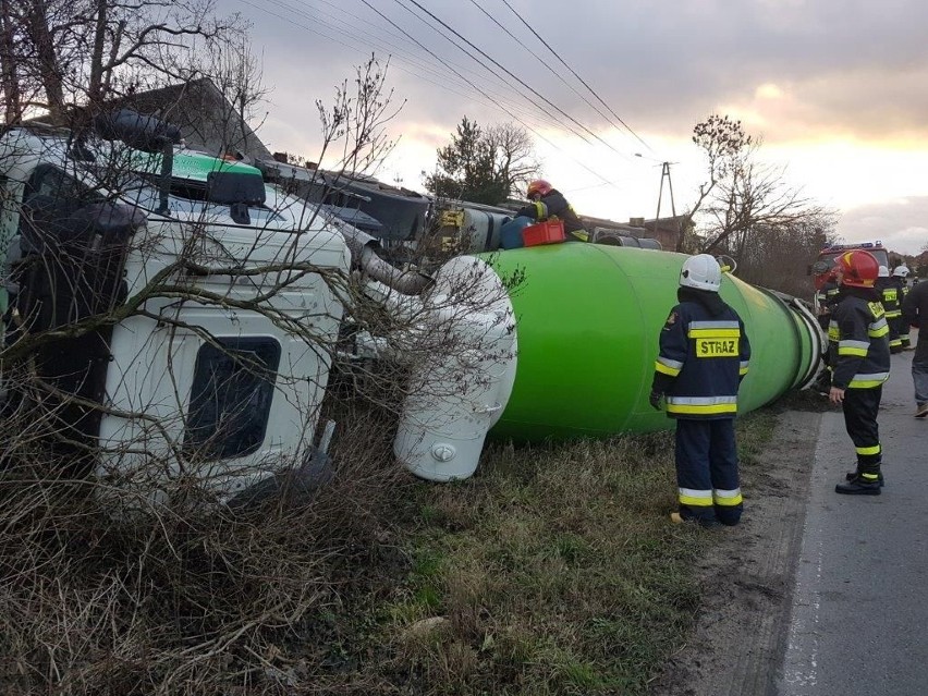 Sześć godzin trwała akcja na  drodze. Wywróciła się...