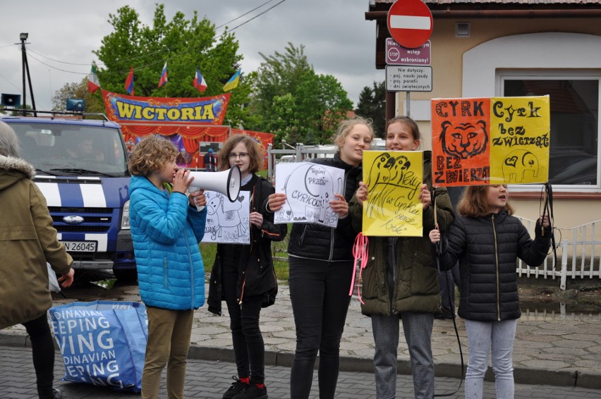 Protest mieszkańców w Niepołomicach: „Cyrk jest śmieszny? Nie dla zwierząt!”