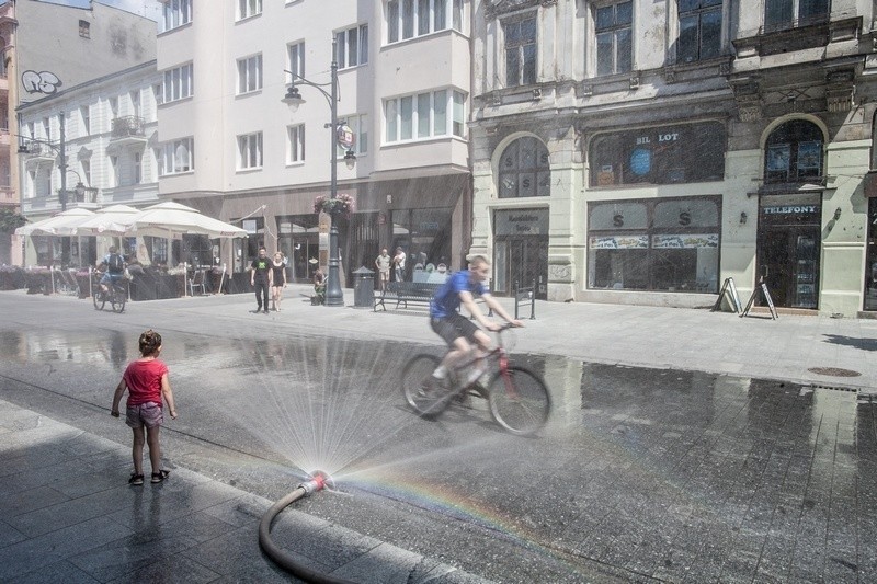 Kurtyny wodne na ul. Piotrkowskiej dawały przechodniom i...