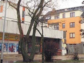 W tym roku rozpocznie się budowa 3 kolejnych budynków komunalnych przy ul. Bankowej. Z lewej strony barak do rozbiórki.