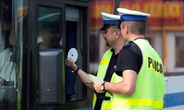 Mógł jechać autokarem 70 km/h, a jechał 100 km/h. To nie pierwsze wykroczenie tego kierowcy. Ma na swoim koncie 10 pkt. karnych za przekroczenie prędkości.