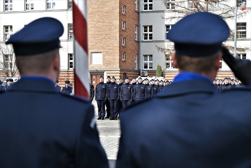 Ślubowanie policjantów w Katowicach. W szeregi śląskiej policji wstąpiło 84 policjantów, w tym 15 pań
