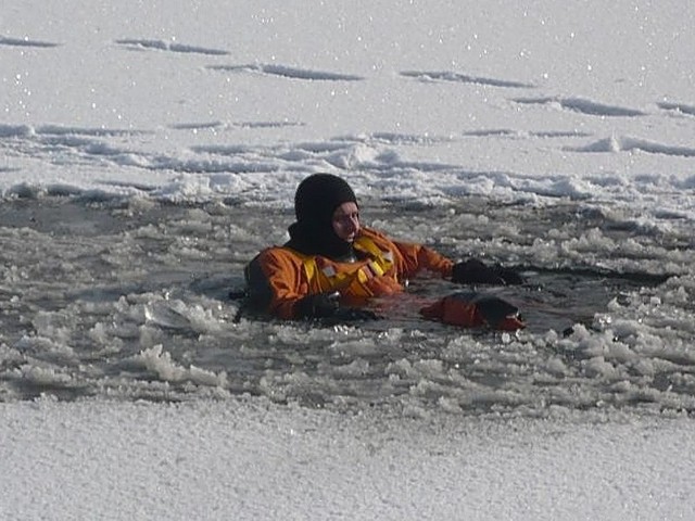 Strażacy trenowali ratowanie wędkarza, pod którym załamał się lód. Pozorantem był jeden z druhów OSP>