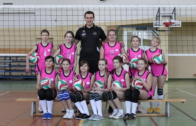 Trener Mariusz Wiktorowicz (w środku) poprowadził profesjonalne treningi z młodymi siatkarkami w sulechowskiej "jedynce&#8221;.