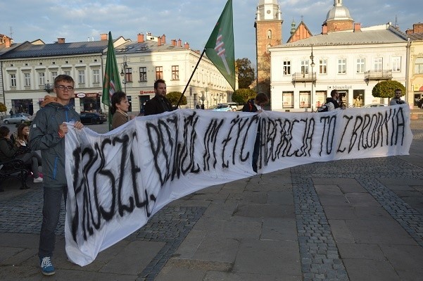 W Gorlicach grupa 40 kobiet dołączyła się do „czarnego protestu”. Ponad 60 osób manifestowało w obronie życia poczętego w Sączu 