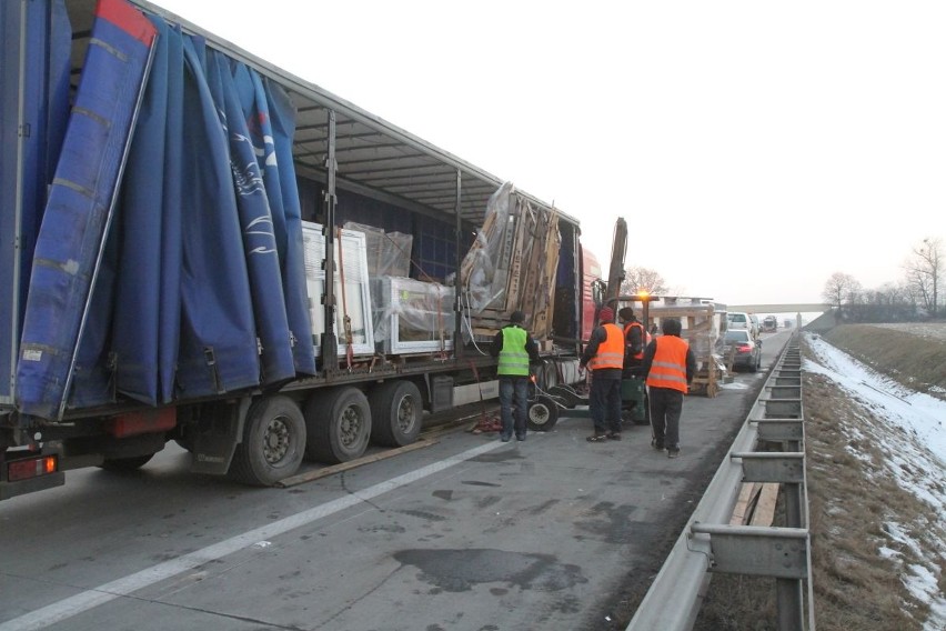 Wypadek tira wiozącego okna na autostradzie A4