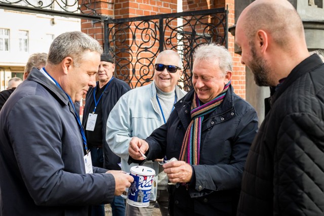 Rafał Bruski podczas kwesty 1 listopada 2018 roku na cmentarzu Starofarnym w Bydgoszczy.